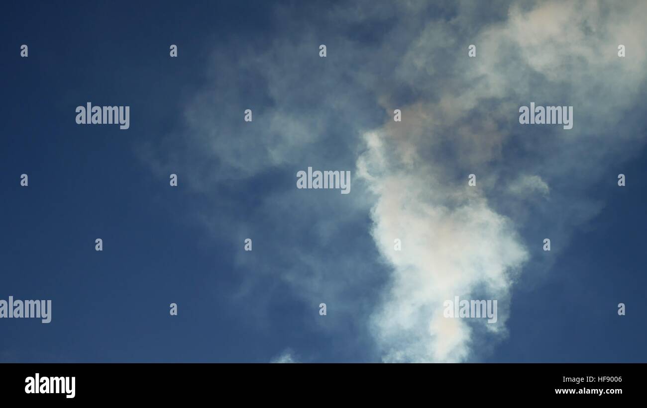 La fumée blanche contre un nuage bleu ciel soleil nature paysage Banque D'Images
