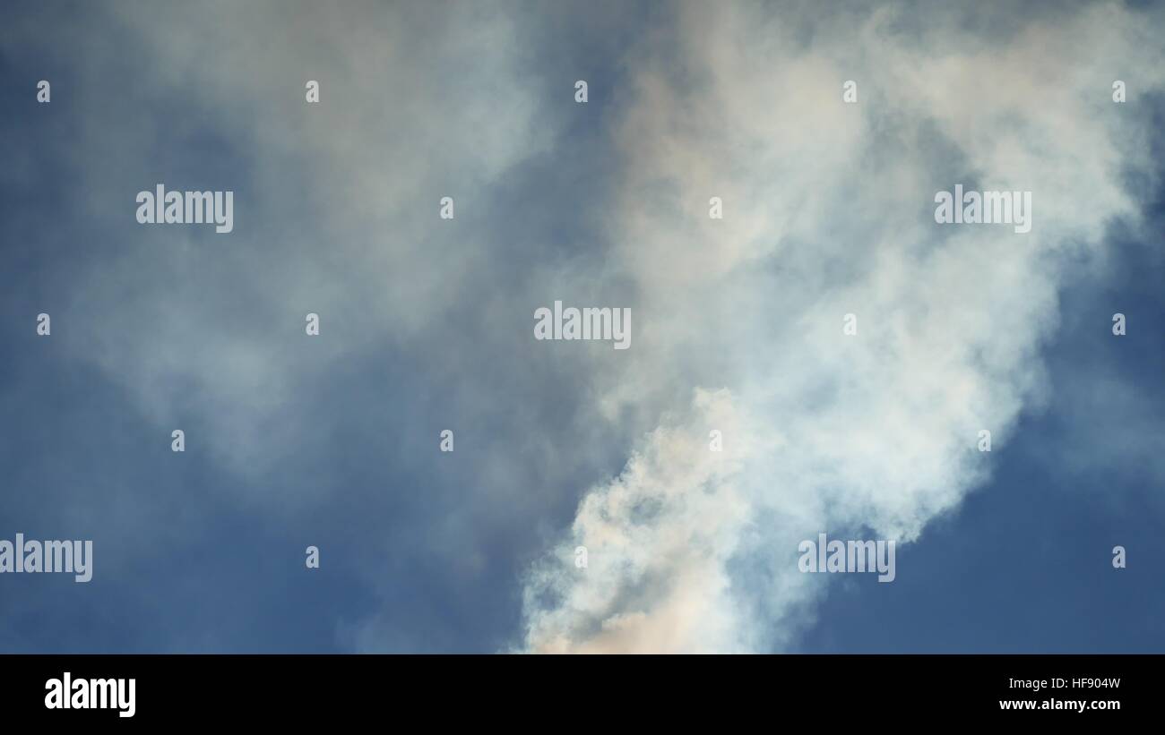 La fumée blanche contre un nuage bleu ciel soleil nature paysage Banque D'Images