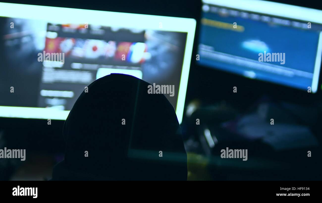 Hacker l'homme, essayant d'une violation de la sécurité d'un système informatique internet recherche Banque D'Images