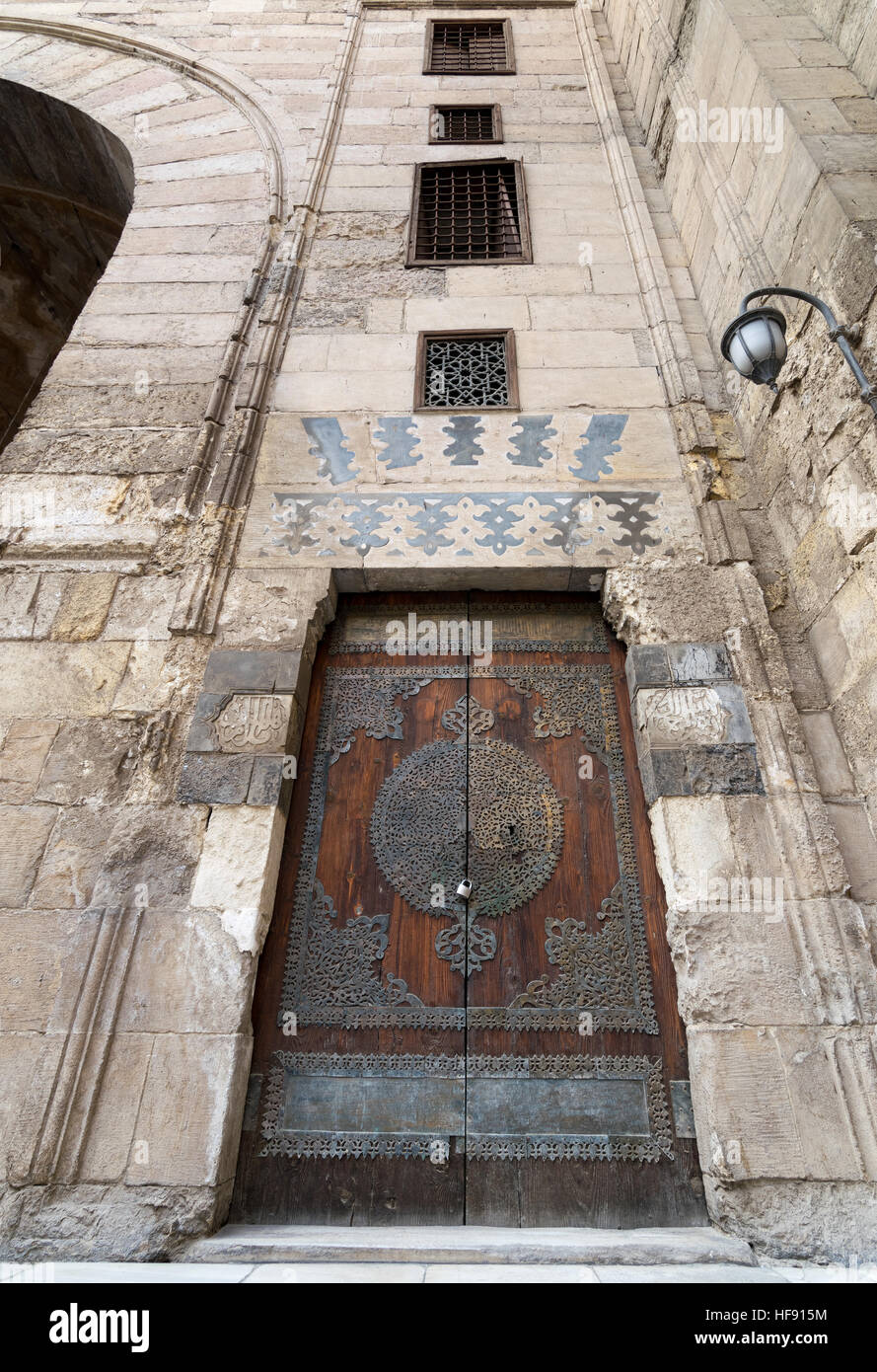 L'une des portes d'Al-Sultan Al-Zahir Barquq mosque. Rue Al-Moez, Vieux Caire, Egypte Banque D'Images