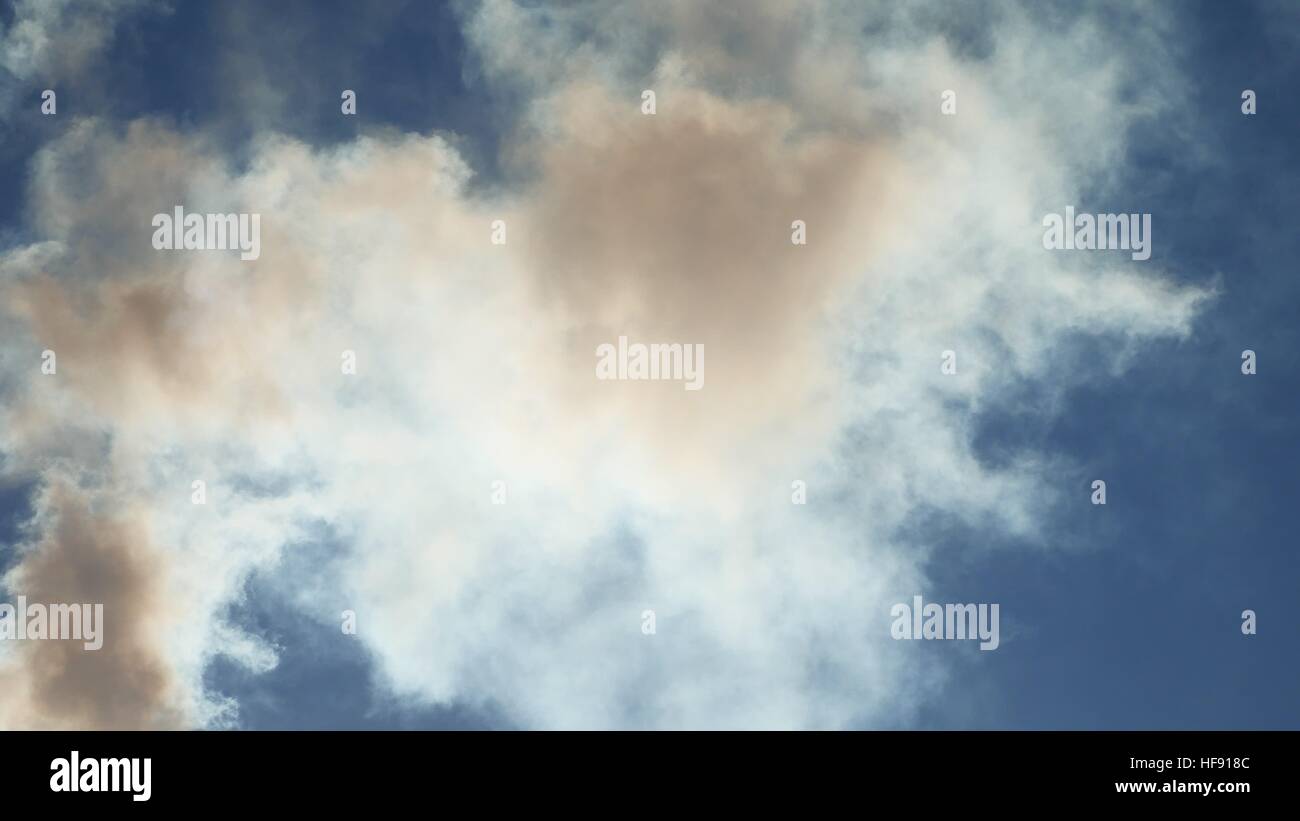 La fumée blanche contre un nuage bleu ciel soleil paysage nature Banque D'Images