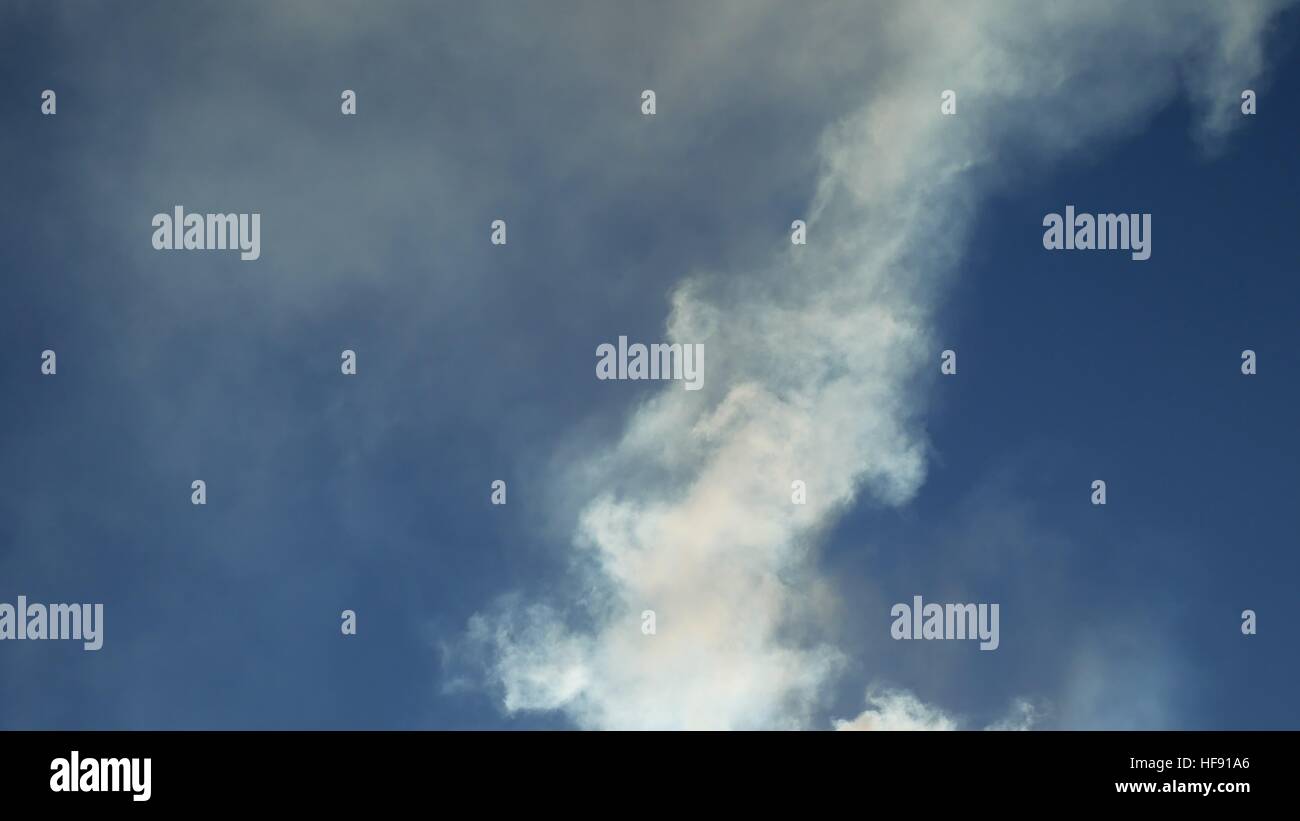 La fumée blanche contre un nuage bleu ciel soleil nature paysage Banque D'Images