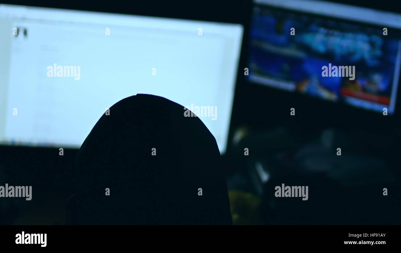 Hacker l'homme, essayant de violation de sécurité la recherche d'un système informatique internet Banque D'Images