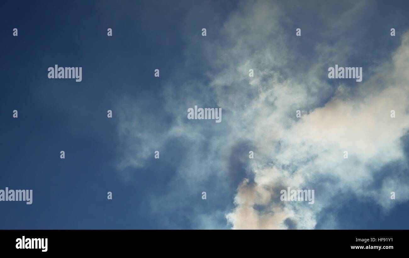 La fumée blanche contre un nuage bleu ciel soleil nature paysage Banque D'Images