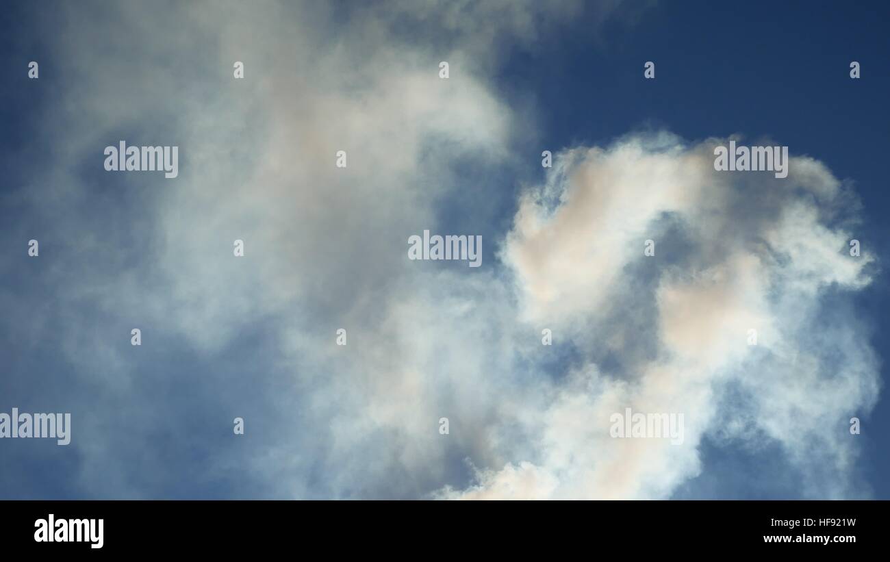 La fumée blanche contre un nuage bleu ciel soleil nature paysage Banque D'Images