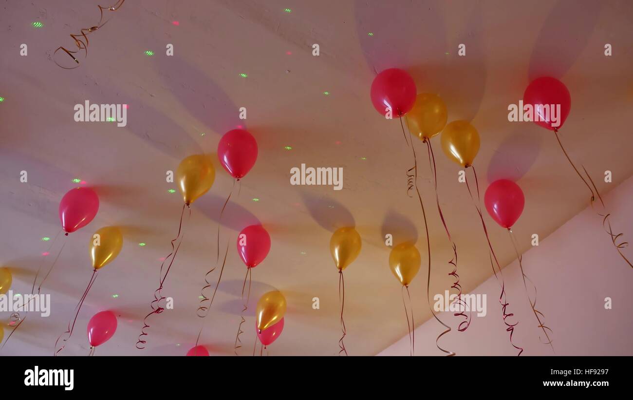 Ballons jaunes rouge accroché au plafond de la maison de vacances Banque D'Images