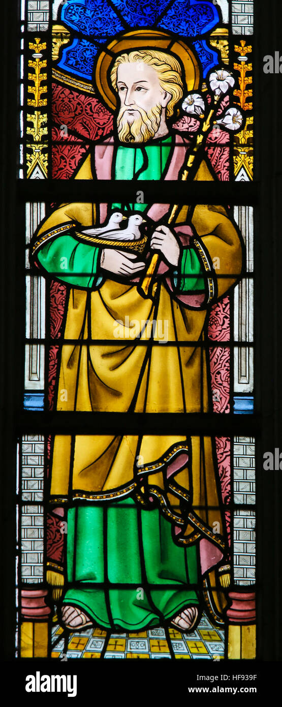 Vitrail représentant Saint Joseph dans la Cathédrale Saint-Bavon de Gand, en Flandre, Belgique. Banque D'Images