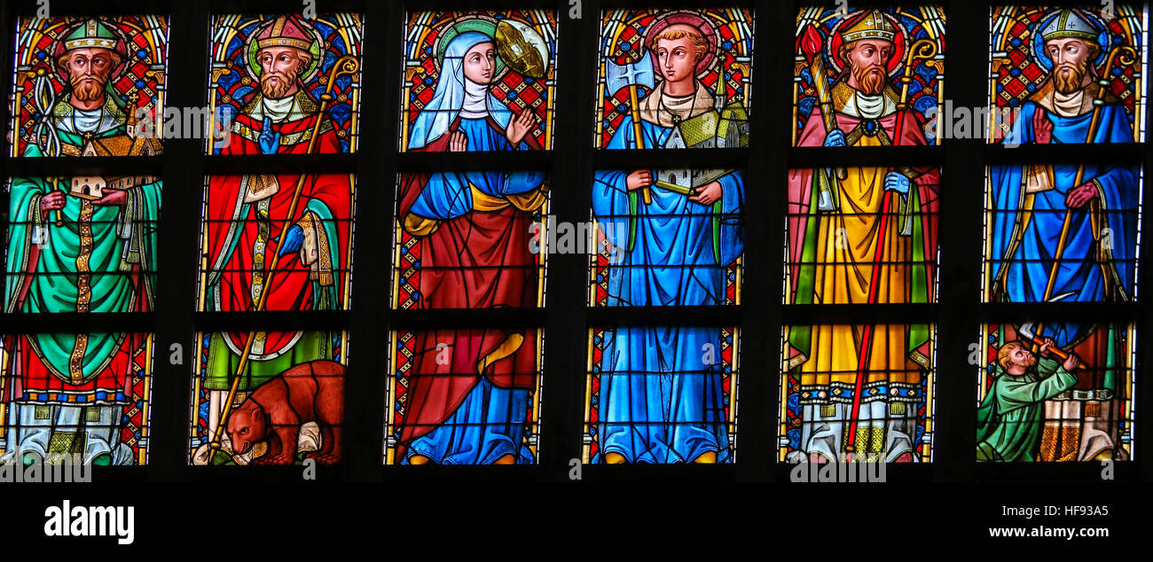 Vitrail représentant des saints catholiques dans la Cathédrale Saint-Bavon de Gand, en Flandre, Belgique. Banque D'Images