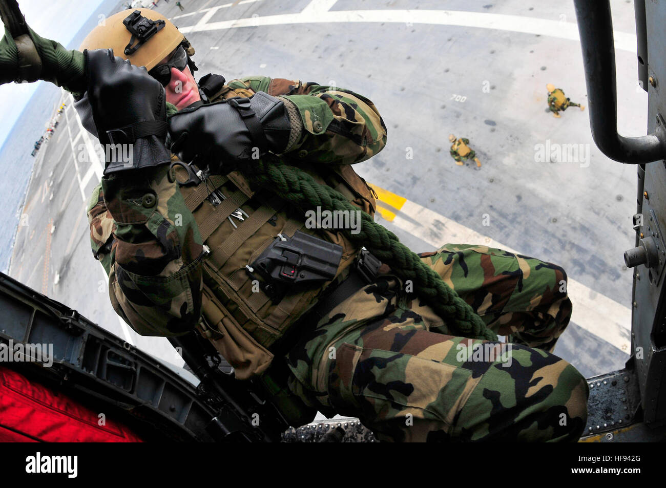 Des explosifs et munitions de la Marine américaine 1ère classe technicien Ryan Freeman se prépare à descendre en rappel lors d'une démonstration de puissance de l'air à bord du porte-avions USS Carl Vinson (CVN 70) Le 20 mars 2010, tandis que dans l'océan Pacifique. Carl Vinson soutient Southern Seas 2010, un U.S. Southern Command-dirigé qui fournit des forces américaines et internationales de la possibilité d'opérer dans un environnement multinational. (Photo du département de la communication de masse en 2e classe Spécialiste Michael Barton, U.S. Navy/libérés) 100320-N-8878B-004 (4457832926) Banque D'Images
