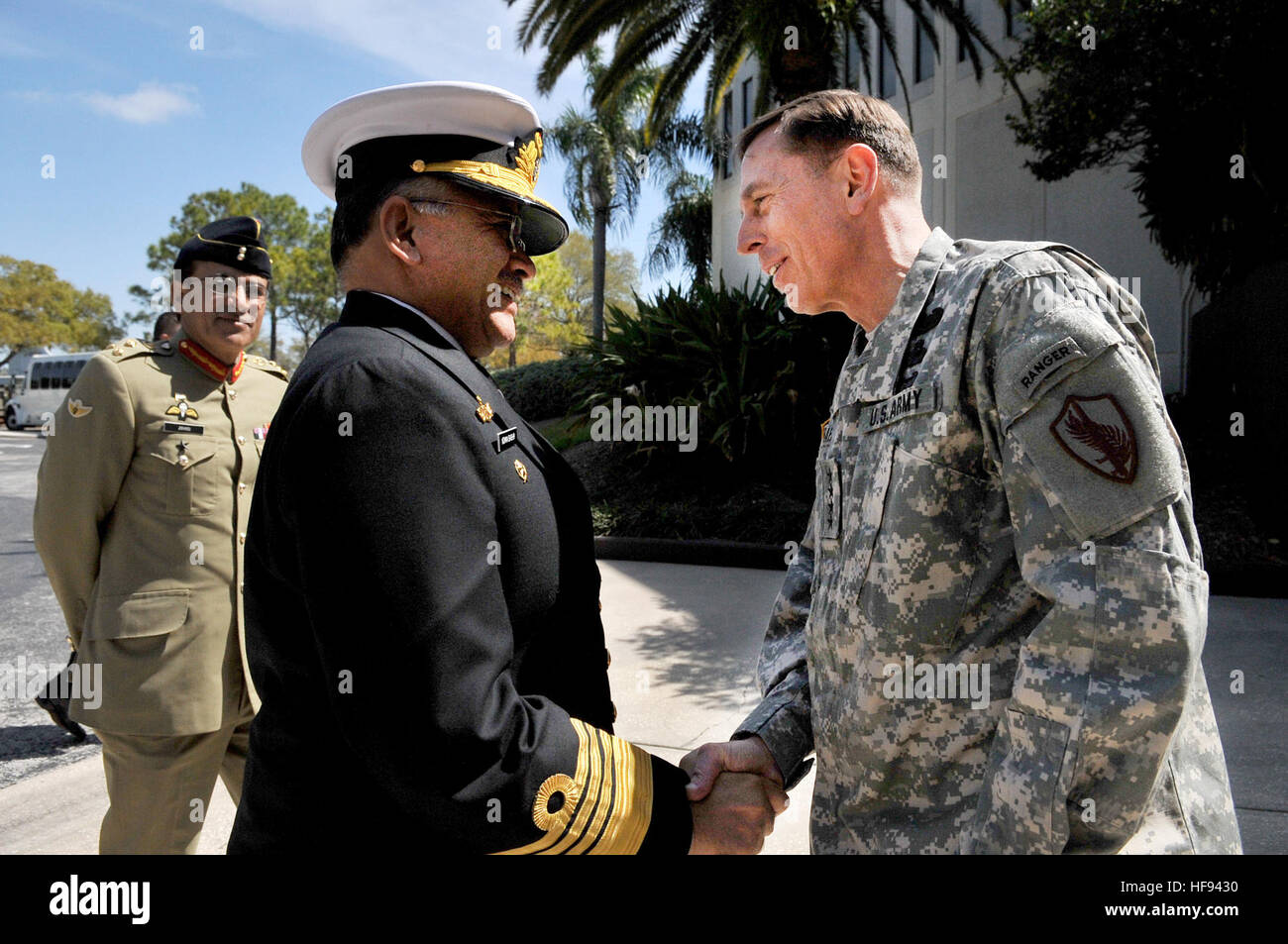 L'ARMÉE AMÉRICAINE Le Général David Petraeus, commandant du Commandement central des États-Unis, accueille l'état-major de la marine pakistanaise Adm du personnel. Noman Bashir à Tampa, Floride, le 23 mars 2010. Les deux militaires ont discuté du partenariat stratégique entre le Pakistan et les États-Unis et leur engagement à renforcer les liens entre les deux forces armées. (DoD avec l'aimable autorisation de la Marine américaine /publié) 100323-N-0000X-003 (4474135807) Banque D'Images