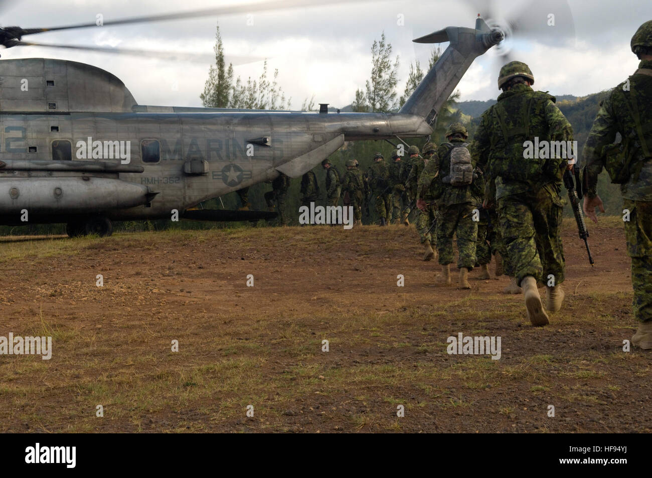 Les soldats canadiens affectés au 1er Bataillon du Princess Patricia's Canadian Light Infantry board un Marine Corps CH-53 Super Stallion lors d'un assaut d'hélicoptères dans le cadre de l'année 2008. L'EXERCICE RIMPAC est le plus important exercice multinational et est prévue tous les deux ans par la flotte du Pacifique des États-Unis. Les participants comprennent les États-Unis, Australie, Canada, Chili, Japon, Pays-Bas, Pérou, République de Corée, Singapour et le Royaume-Uni. Des soldats canadiens participent à l'opération d'agression au cours de l'exercice RIMPAC 2008 106396 Banque D'Images