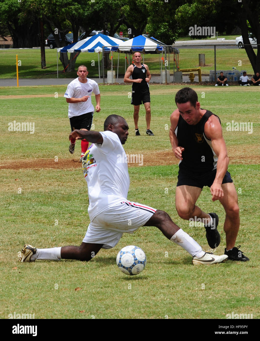 Un navigateur australien, droite, d'une équipe de récupération sous-marines de la marine australienne essaie d'avancer le ballon au-delà d'un marin américain à partir de la frégate lance-missiles USS McClusky (FFG 41) au cours d'une moral, de bien-être et de loisirs dans le tournoi de soccer Pearl Harbor, à Hawaï, le 29 juin 2010, dans le cadre de l'exercice RIMPAC 2010. RIMPAC est le plus grand exercice maritime international et vise à renforcer les partenariats régionaux et d'améliorer l'interopérabilité. (Photo du département de la communication de masse par Benjamin Stevens, spécialiste de la 2ème U.S. Navy/libérés) 100629-N-7200S-130 (4754895649) Banque D'Images