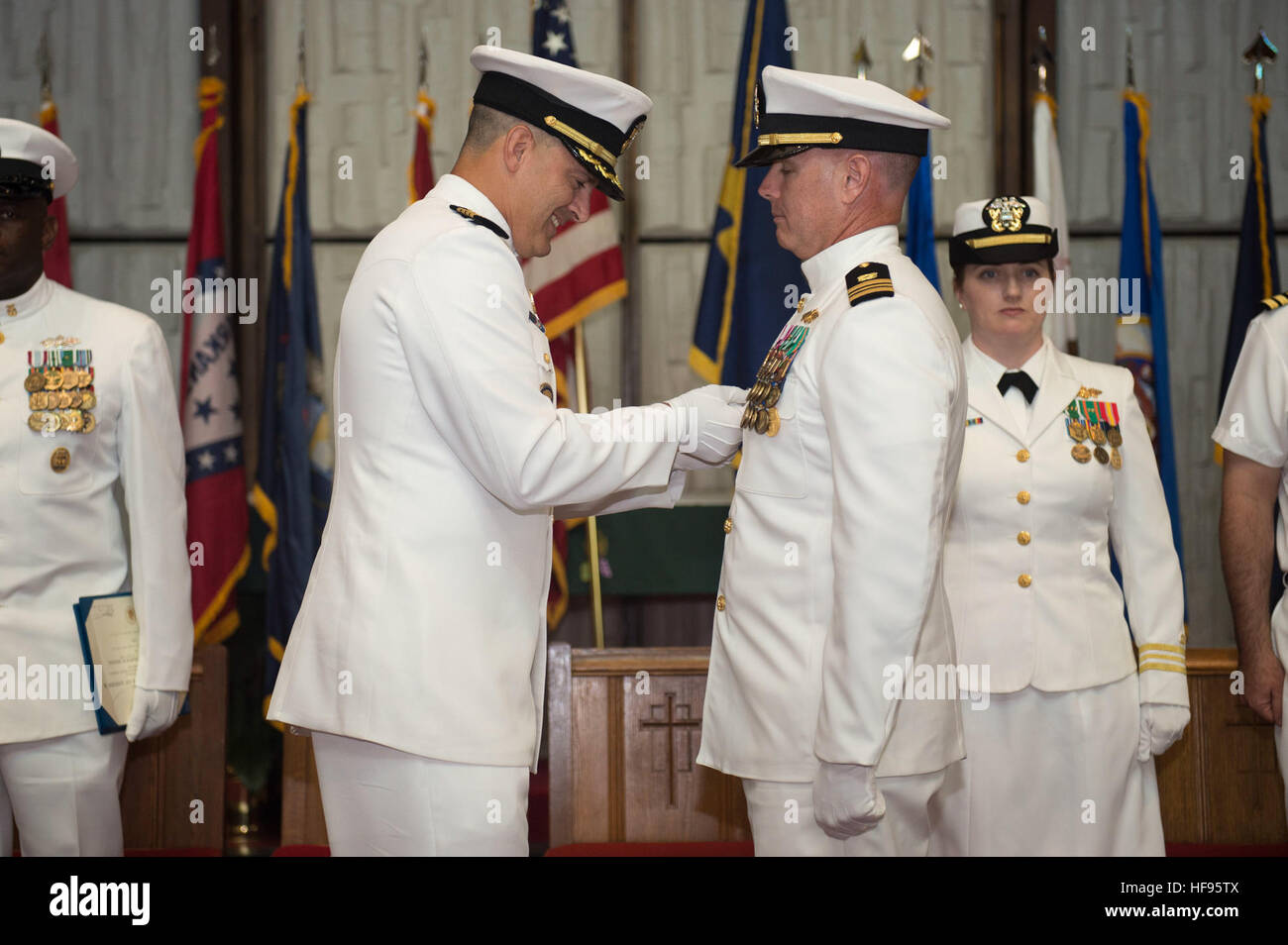 VIRGINIA BEACH, en Virginie (1 juillet 2015) Capitaine John J. Adametz, commandant du groupe de construction navale, deux axes, la Médaille du service de métal sur le Lieutenant Cmdr. Samuel W. Werschky, commandant du bataillon de construction de l'unité d'entretien (202 202) CBMU, lors de la cérémonie de passation de commandement de la Force expéditionnaire conjointe à Creek-Fort Base Little Story. Werschky est le commandant du CBMU 202 depuis juin 2013 et fut remplacé par le lieutenant Cmdr. Elizabeth A. Durika. (U.S. Photo par marine Spécialiste de la communication de masse 1re classe David Wade/libérés) CBMU détient 202 Changement de commandement 150701-N-C566-100 Banque D'Images