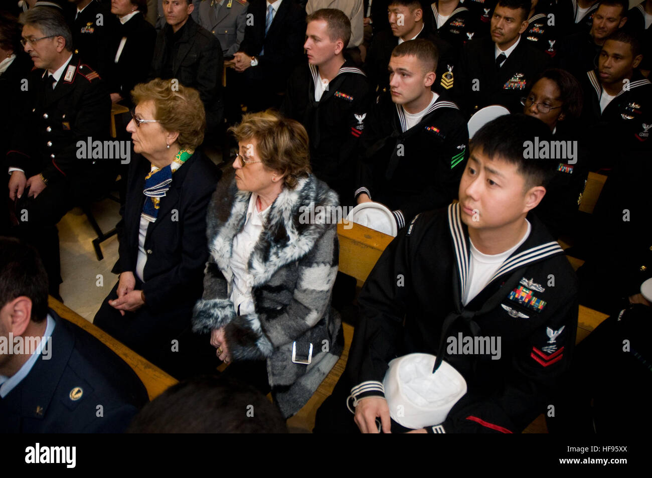 Les marins américains affectés à la base aéronavale de Sigonella s'asseoir avec les membres de la congrégation de l'église de Parrocchia S. Antonio lors d'un service en célébration de la Journée nationale des Forces armées italiennes et la fin de la Première Guerre mondiale, à Motta Sant'Anastasia, Sicile, Italie, 4 novembre 2009. L'événement annuel pour rendre hommage aux membres de service inclut une procession à travers la ville avec des membres de la police militaire italienne, associations d'anciens combattants et les membres du conseil de ville. (U.S. Photo par marine Spécialiste de la communication de masse 2e classe Jason T. La popeline/libérés) Célébration de la Journée des Forces armées italiennes 091104-N-IN5 Banque D'Images