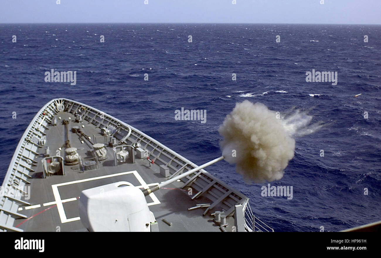 USS Yorktown ses feux 5 pouce arme sur un drone cible au cours d'un exercice d'armes à feu le 5 mars 2002. USS Yorktown est actuellement dans la mer des Caraïbes pour le 43e exercice UNITAS annuel. UNITAS est le plus grand exercice naval national multiples menées avec les Forces navales des États-Unis Mer des Caraïbes Amérique du Sud et centrale. Les exercices l'accent sur l'aide d'alliance nationale tout en faisant la promotion de la défense de l'hémisphère et la coopération mutuelle. Photo par : Marine aviateur photographe noir rouillé CG-48 tirant Banque D'Images