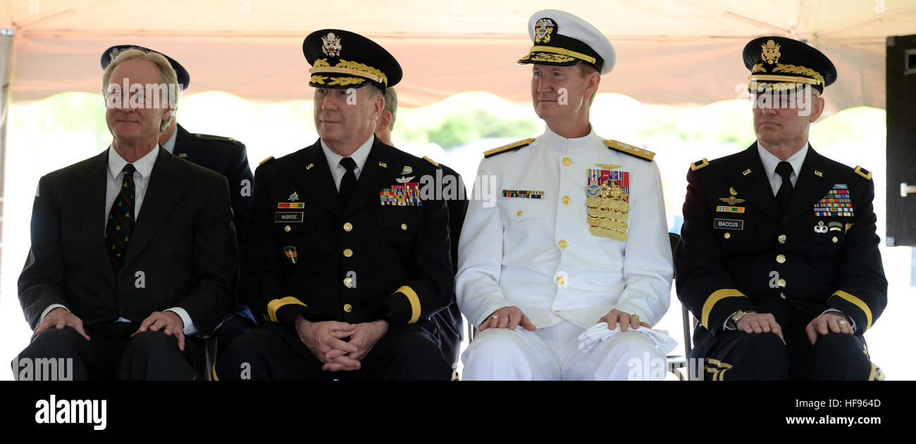 140526-N-PX557-174 EXETER, R.I. (26 mai 2014) Rhode Island Gov. Lincoln Chafee, de l'armée, le général Kevin McBride, adjudant général de Rhode Island et du général commandant de la Garde nationale de Rhode Island, arrière Adm. Walter E. "Ted" Carter Jr., président, U.S. Naval War College à Newport, Rhode Island, et le brigadier de l'armée à la retraite. Le Général Rick Braccus, participer à la 40e édition annuelle de la cérémonie du Jour du Souvenir au Cimetière commémoratif des anciens combattants de Rhode Island, à Exeter, Rhode Island. Cette année, il s'est joint à des représentants de l'État de Rhode Island, distingués invités et plus de 700 participants locaux, à Banque D'Images