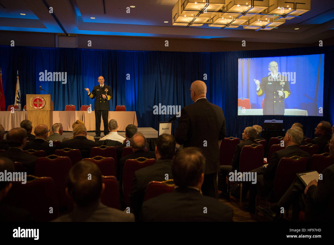 ARLINGTON, Va. (fév. 21, 2013) Le chef des opérations navales (ONC) Adm. Jonathan Greenert parle aux membres de la société américaine d'ingénieurs navals (ANSE) sur les progrès de la technologie et les techniques de combat et la façon dont les constructeurs doivent intégrer ces notions, ils aller de l'avant avec de nouveaux modèles pour compléter la stratégie maritime moderne. (U.S. Photo par marine Spécialiste de la communication de masse 1re classe Peter D. Lawlor/libérés) 130221-N-WL435-126 http://www.facebook.com/USNavy http://www.twitter.com/USNavy la conversation Inscrivez-vous http://navylive.dodlive.mil ONC Adm. Greenert parle aux ingénieurs Banque D'Images