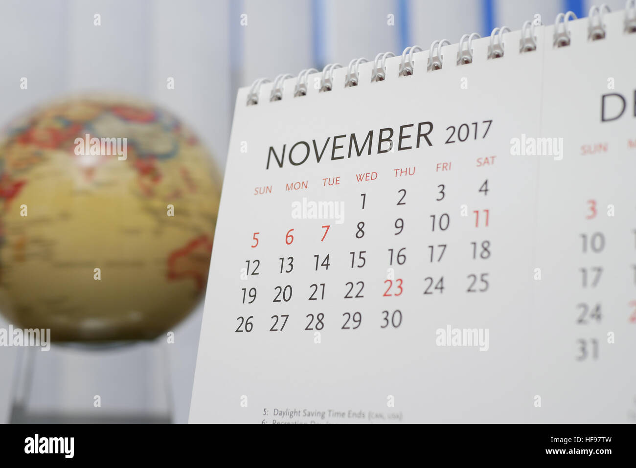Fermer le calendrier de novembre 2017 avec l'arrière-plan flou terre globe Banque D'Images