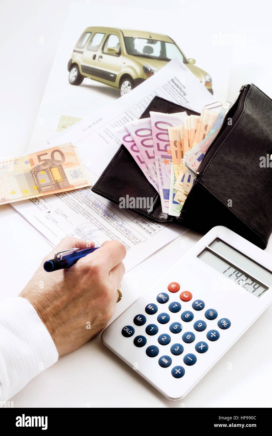 Achat de voiture : contrat, calculatrice, brochure de produit et un portefeuille rempli d'Euros Banque D'Images