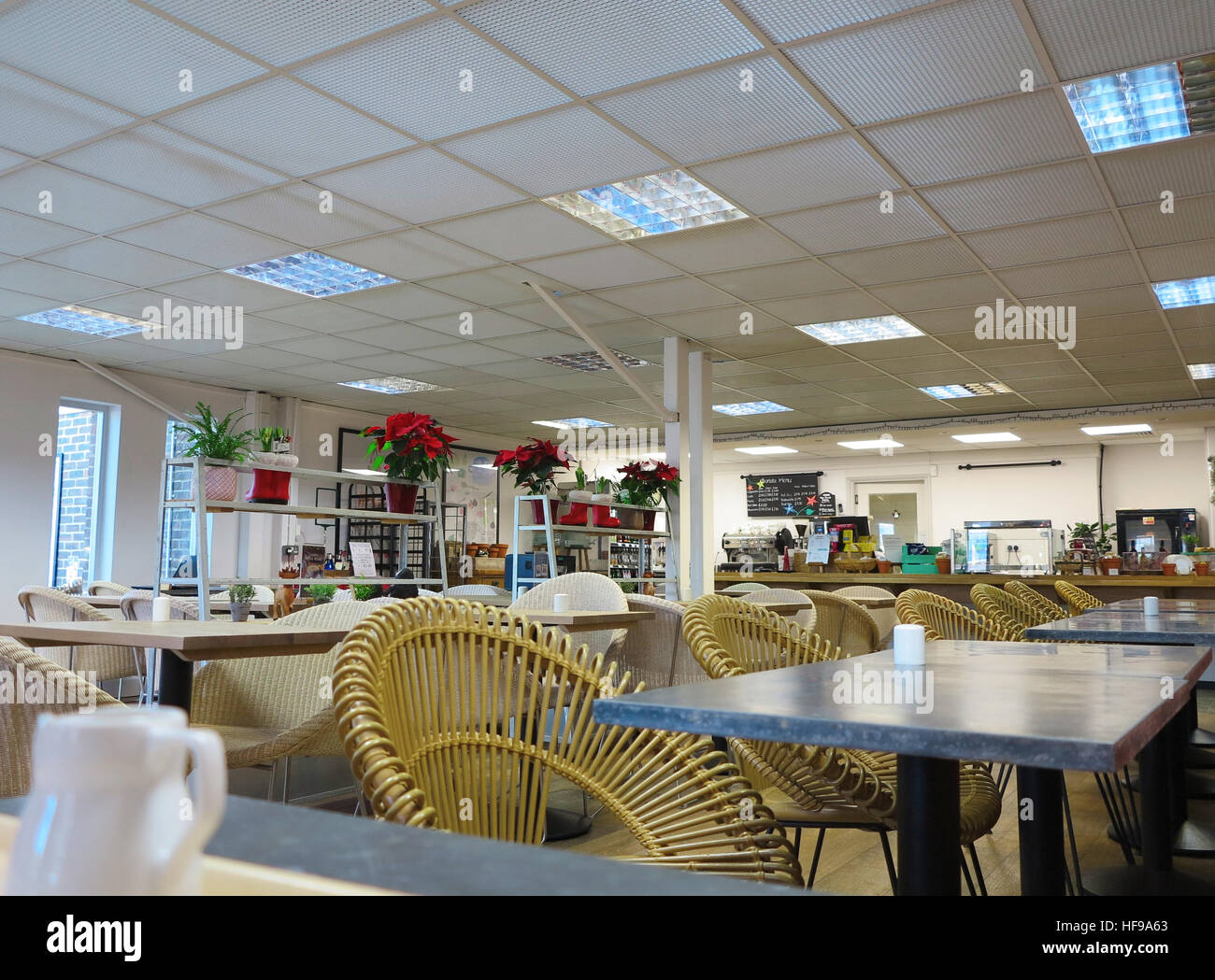 Tables vides dans UK cafe Banque D'Images
