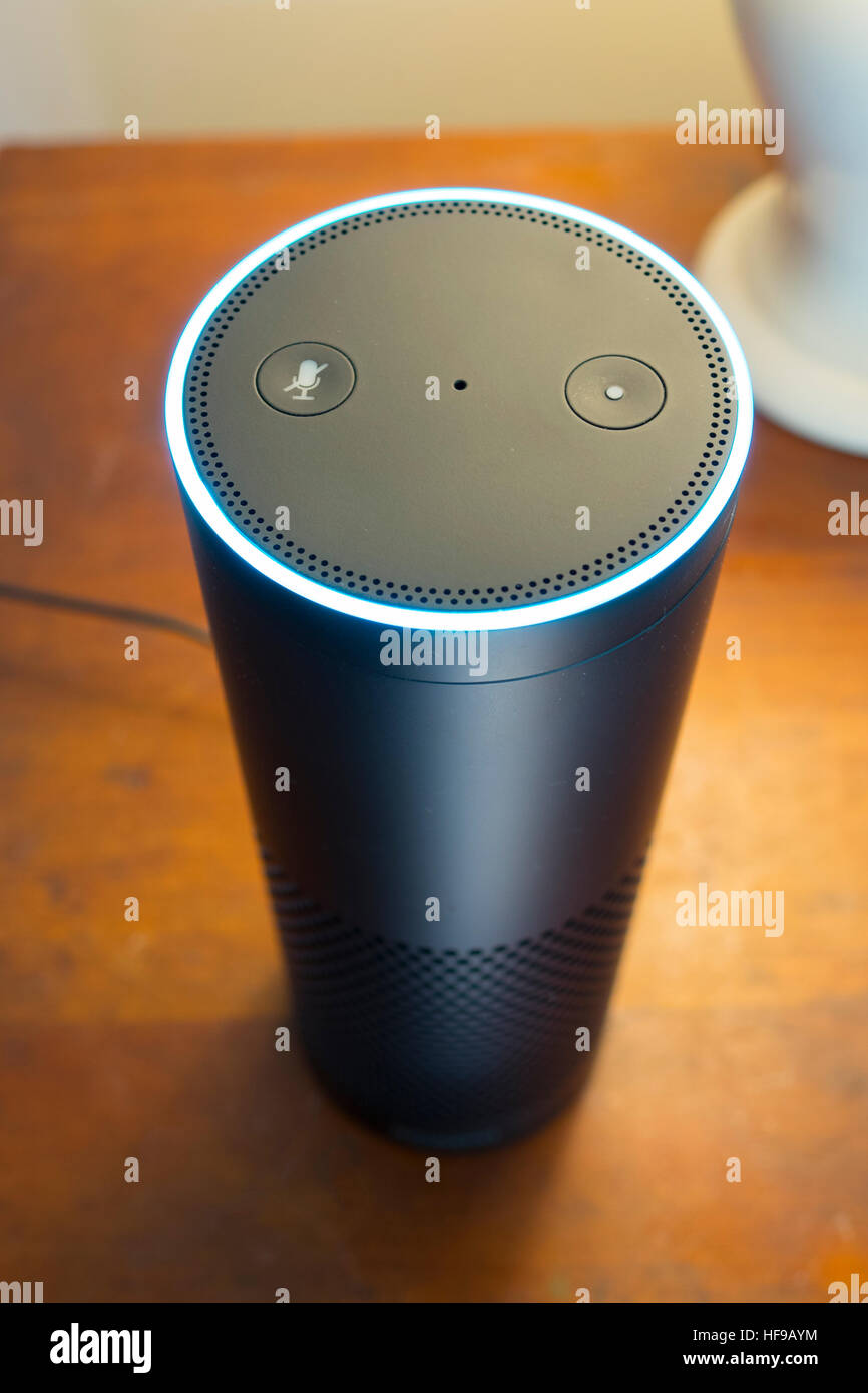 Amazon Echo Alexa haut-parleur sans fil et un appareil de commande vocale  qui est à l'écoute de vos commandes afin d'écouter de la musique ou de  répondre aux questions Photo Stock -