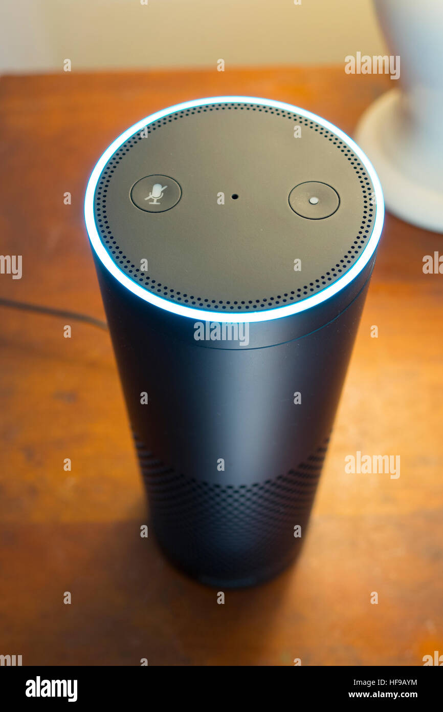 Amazon Echo Alexa haut-parleur sans fil et un appareil de commande vocale qui est à l'écoute de vos commandes afin d'écouter de la musique ou de répondre aux questions Banque D'Images