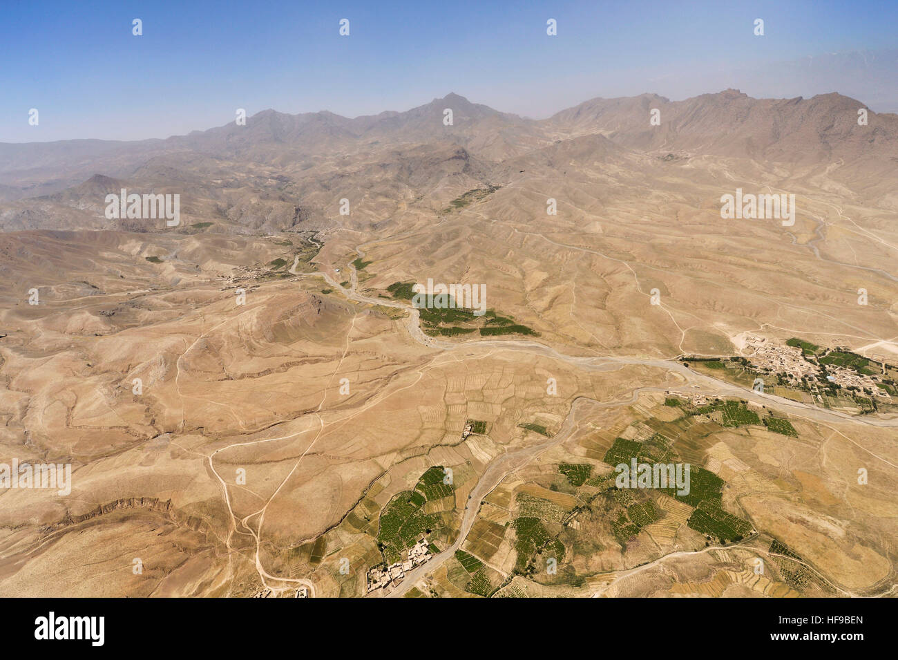 Une vue aérienne du terrain désert montagneux de l'Afghanistan comme vu d'un hélicoptère sur le chemin de la Base aérienne de Bagram, le 24 juin 2014 en Afghanistan. Banque D'Images