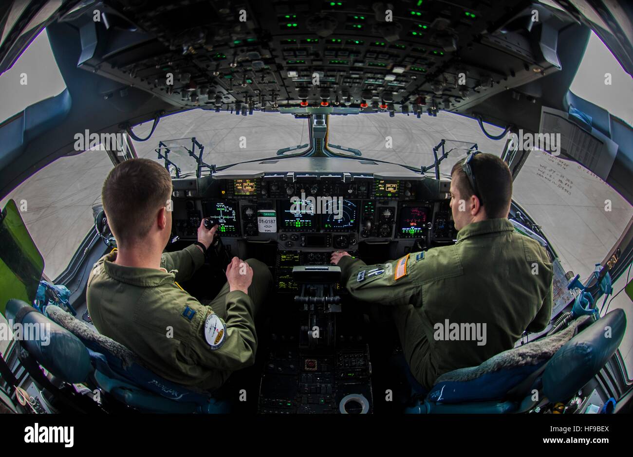 Des soldats américains préparer un Boeing C-17 Globemaster III pour le décollage au cours d'un exercice commun de l'entrée forcée à Nellis Air Force Base le 10 décembre 2016 à Las Vegas, Nevada. Banque D'Images