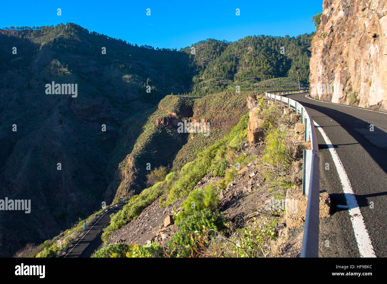 Route sinueuse à travers les montagnes à la côte à Gran Canaria, Espagne Banque D'Images