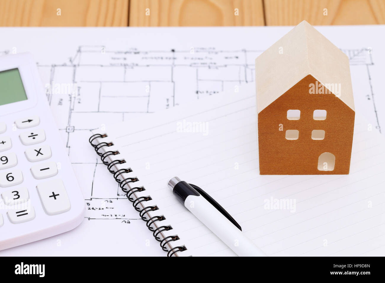 Maquette en bois de la maison et des plans, des plans de construction Banque D'Images