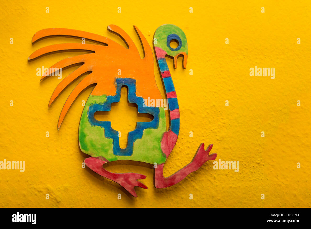 Pièce colorée qui reproduit l'ancienne conception d'autruche Inca Banque D'Images