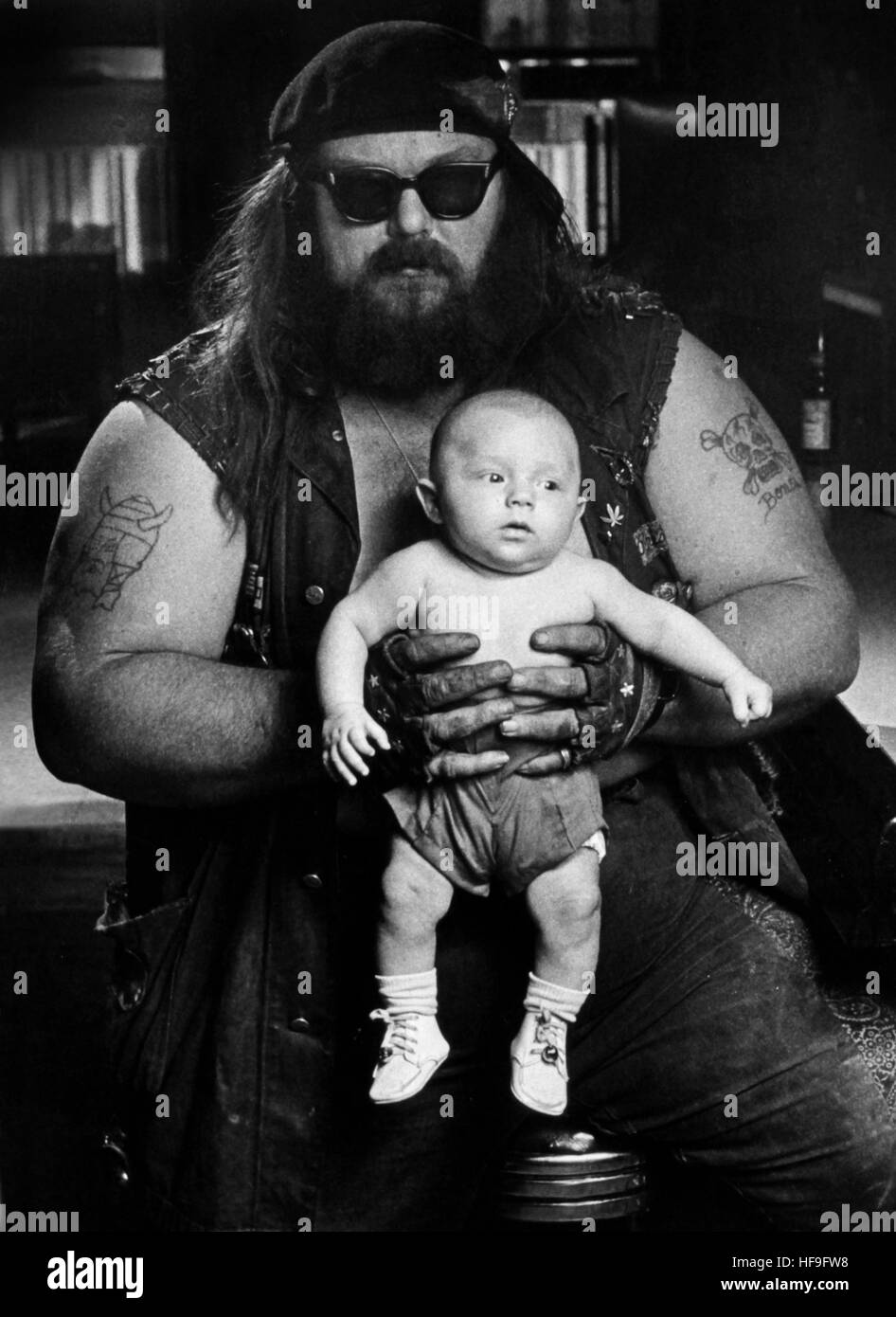 Les os de motards Kah détient son fils Harley Davidson Kah dans un bar au centre-ville de Sidney, l'Ohio en 1974. Photo par Rob Goebel, USA. Banque D'Images