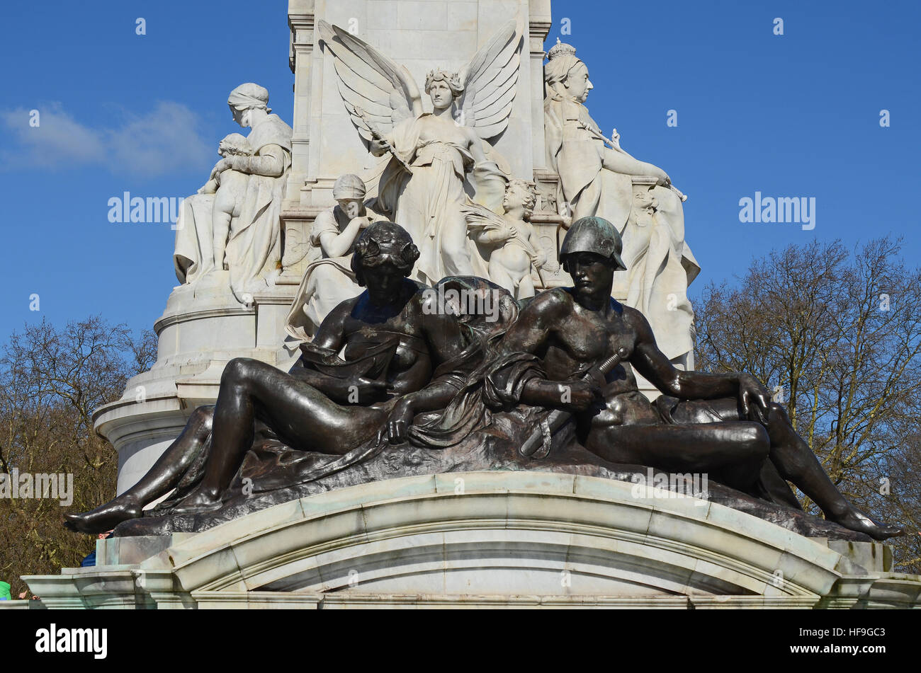 Un détail de l'Édifice commémoratif Victoria à l'extérieur de Buckingham Palace dans le Mall, Londres. Il s'agit de la puissance navale et militaire Banque D'Images