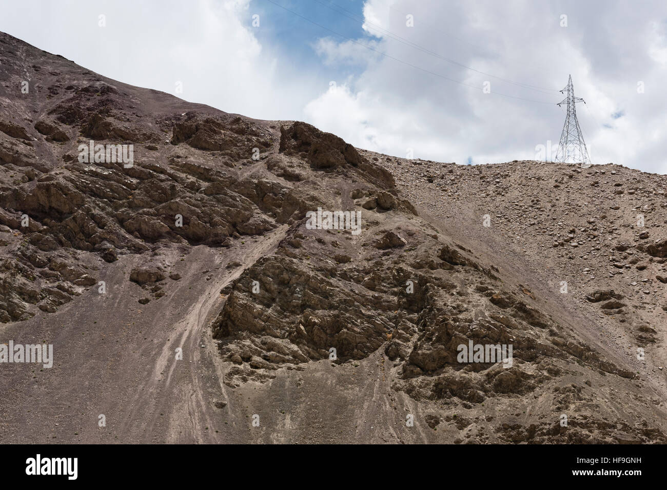 Paysage de montagne Ladakh et une tour de transmission Banque D'Images