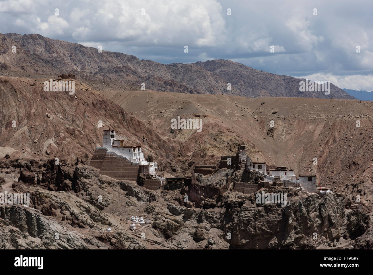 Un monastère au sommet de la colline au Ladakh, Inde, Asie Banque D'Images