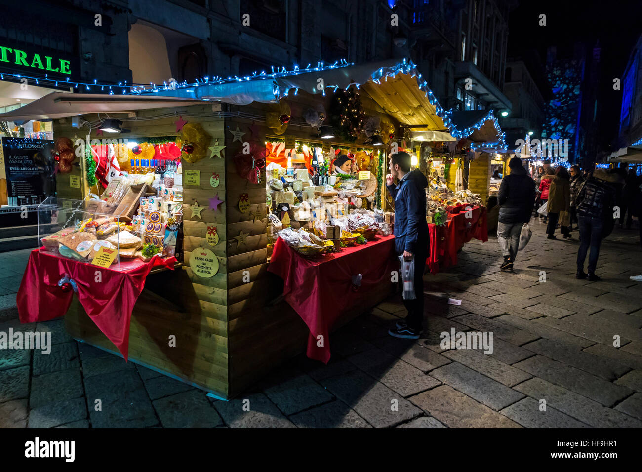 Avec les kiosques de la nourriture locale et des cadeaux en annuelles traditionnelles de Noël sur la place Cavour dans le centre de Côme, Lombardie, Italie Banque D'Images