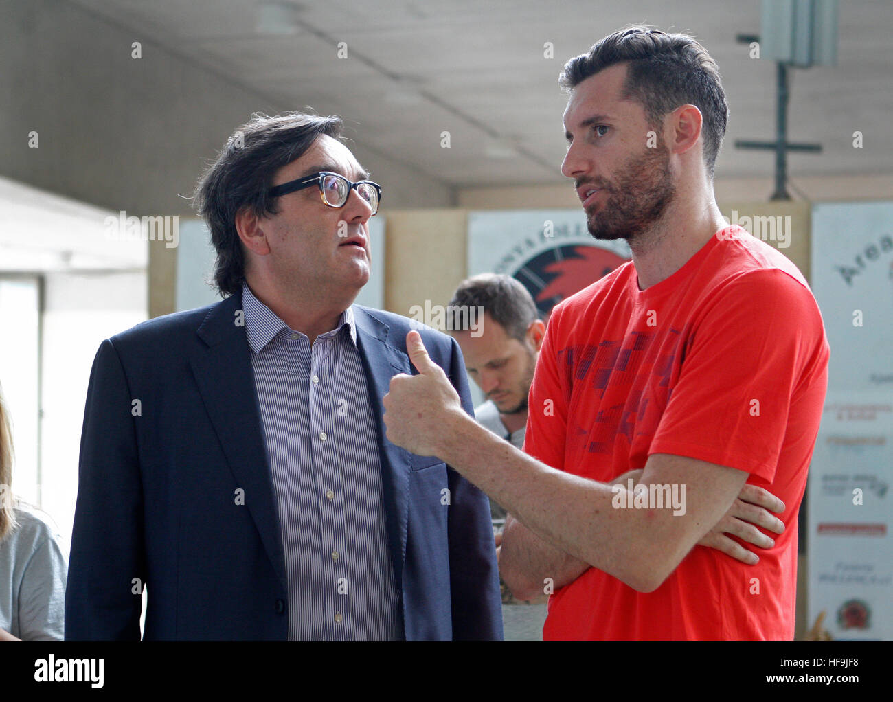L'Espagne, et l'ancien joueur de basket-ball NBA, Rudy Fernandez avec une autorité locale au cours d'un événement de bienfaisance. Banque D'Images