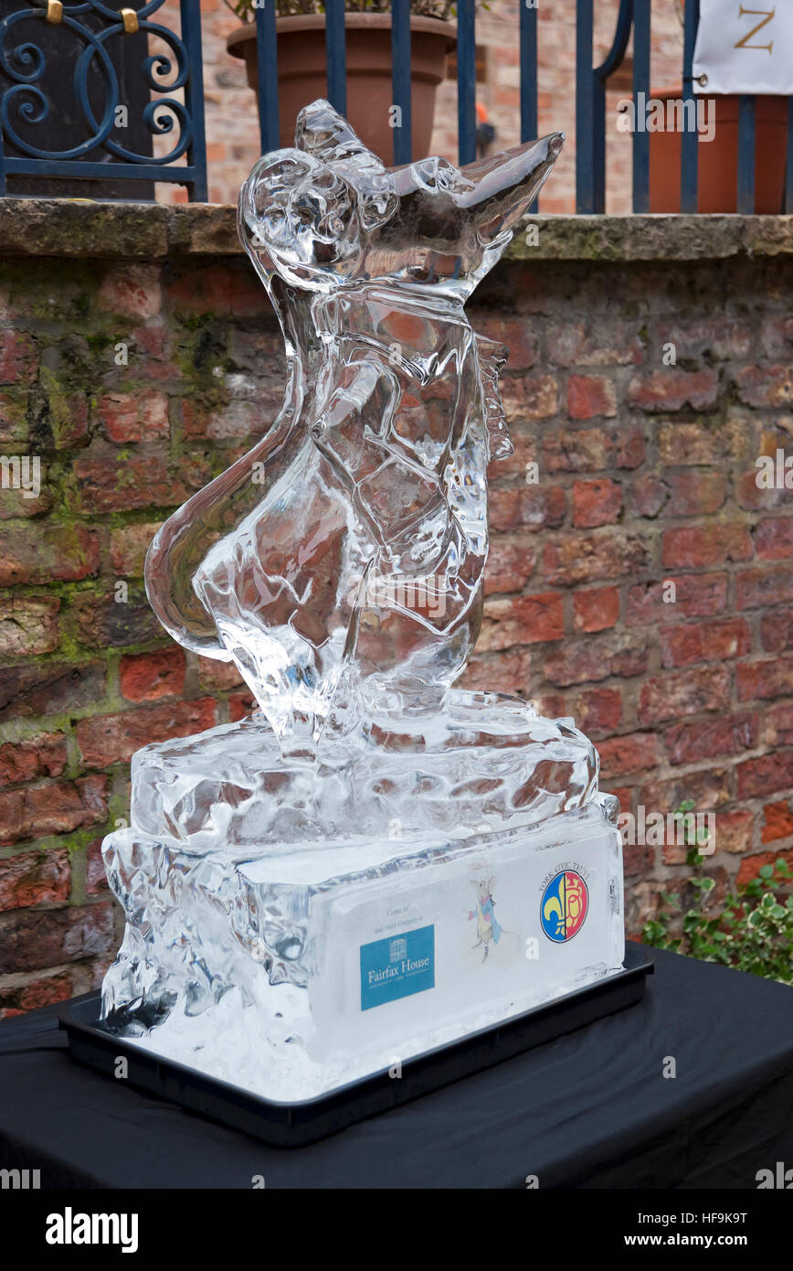 Sculpture sur glace d'une souris sur la piste de glace dans Winter York North Yorkshire Angleterre Royaume-Uni GB Grande Grande-Bretagne Banque D'Images