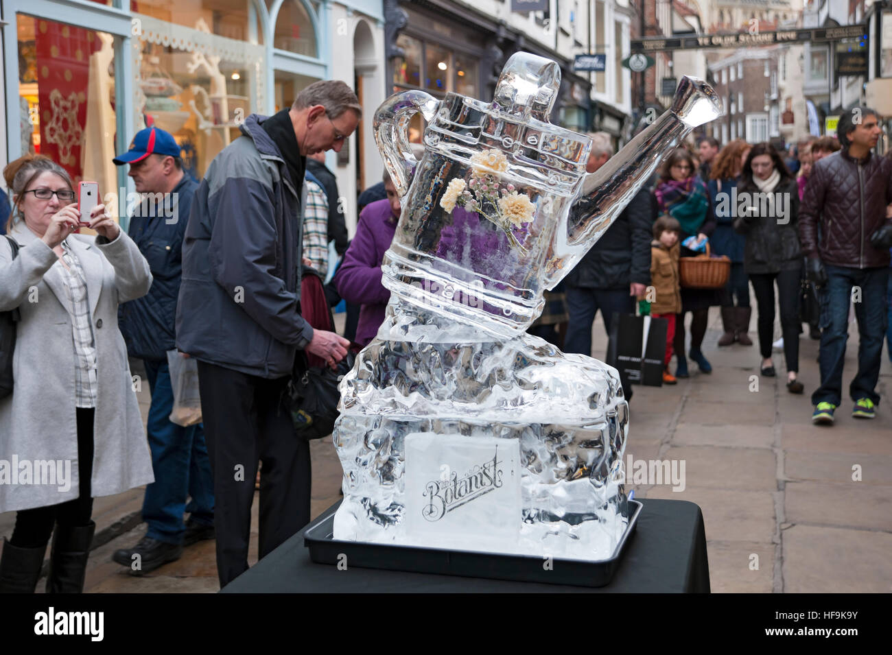 Visiteurs visiteurs touristes et sculpture sur glace d'un arrosoir Sur la piste de glace en hiver York North Yorkshire Angleterre Royaume-Uni Grande-Bretagne Banque D'Images