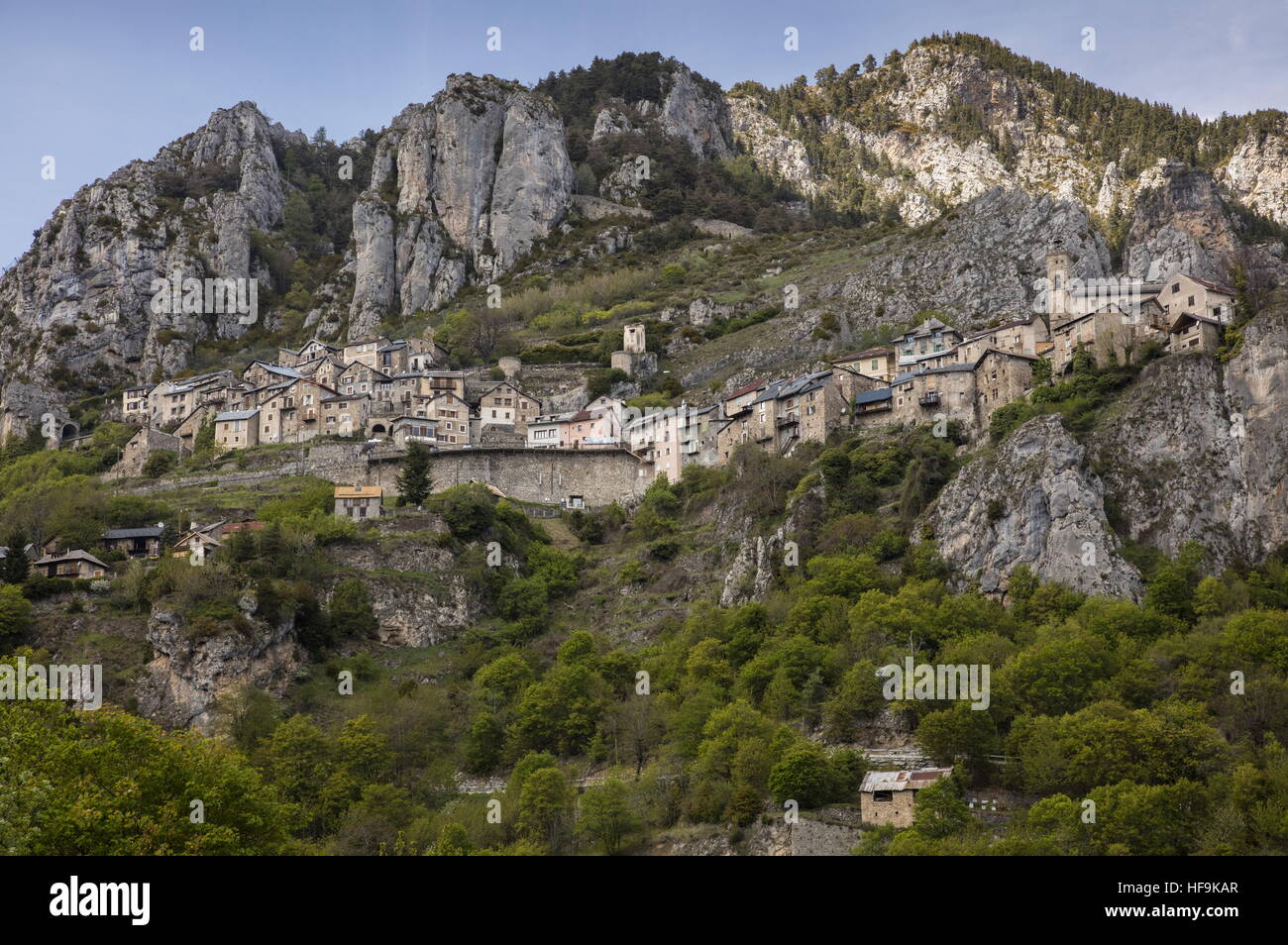 Le village de montagne de Roubion, au-dessus de la vallée de la Tinee, Alpes Maritimes, France. Banque D'Images
