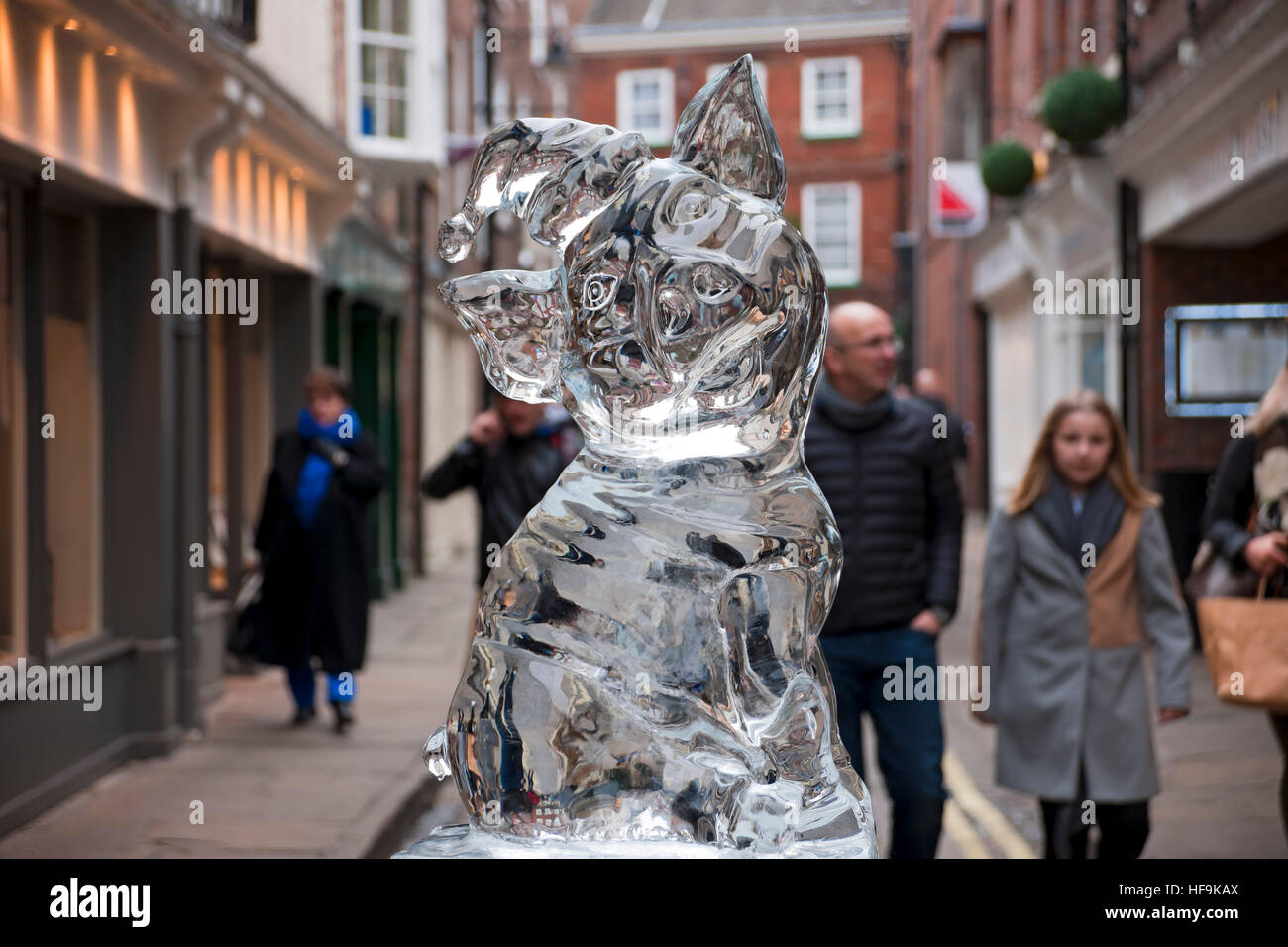 Visiteurs visiteurs touristes marchant par la sculpture de glace d'un porc Sur la piste de glace en hiver York North Yorkshire Angleterre Royaume-Uni Royaume-Uni Grande-Bretagne Banque D'Images
