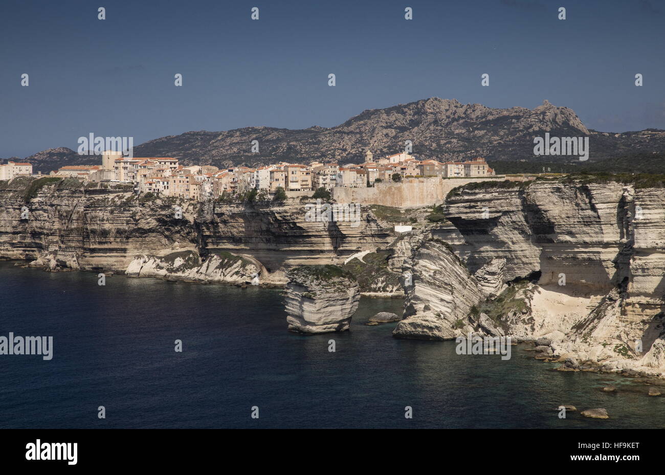 La vieille ville de Bonifacio, sur des falaises de calcaire du Miocène, Corse du sud Banque D'Images