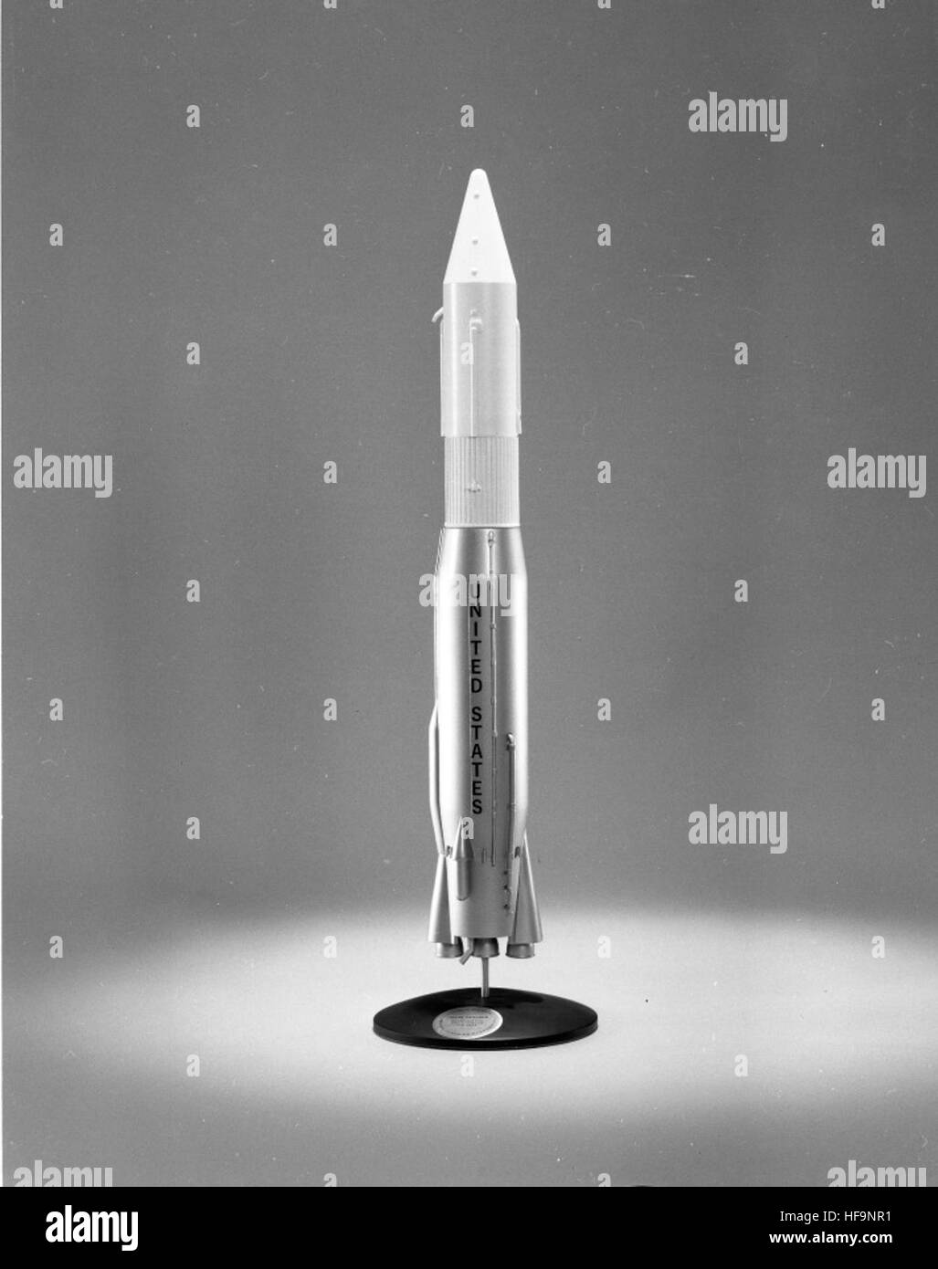 Une photographie de la collection Atlas montrant un avion à réaction supersonique en vol, mettant en évidence sa vitesse et ses caractéristiques aérodynamiques pendant la guerre froide. Banque D'Images