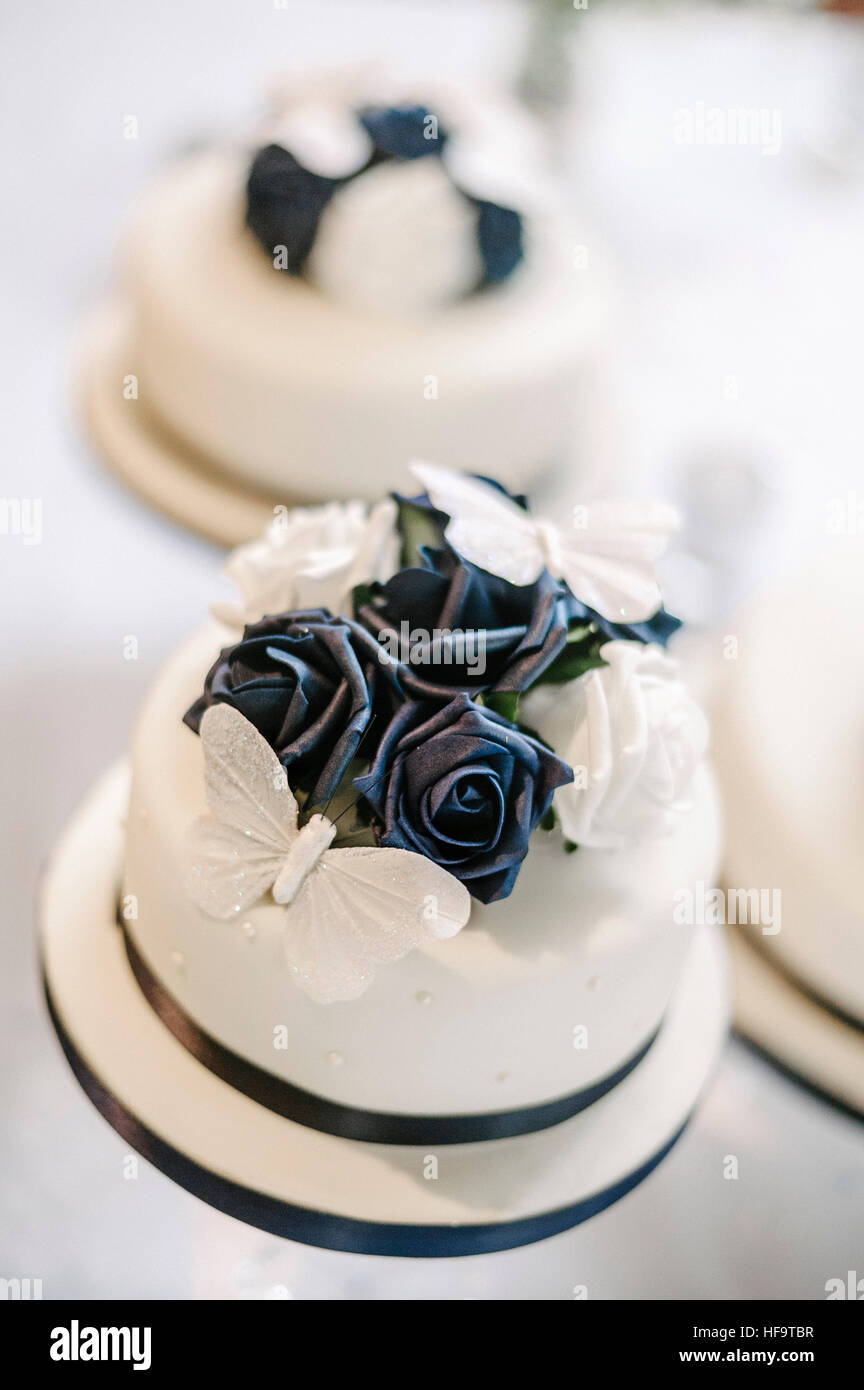 Trois gâteaux de mariage blanc avec décor floral bleu. Banque D'Images