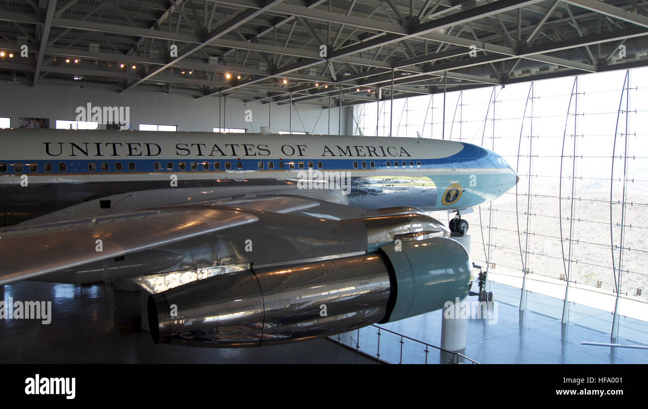 SIMI Valley, California, UNITED STATES - Oct 9, 2014 : Air Force 1 Boeing 707 et 1 marines sur l'affichage à la Reagan Library Banque D'Images