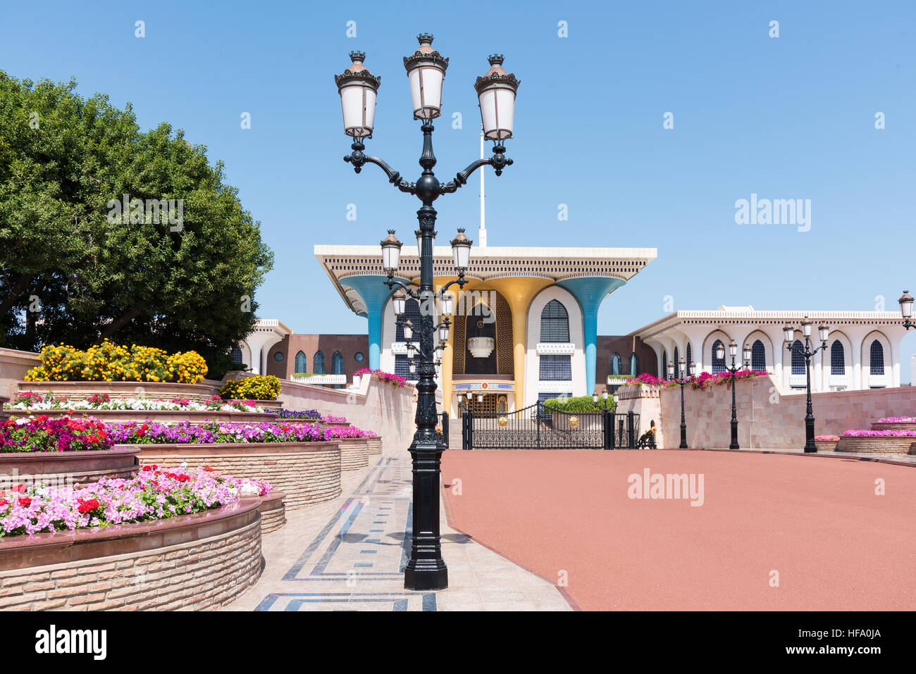 L'allée jusqu'à Al Alam Palace, un palais de cérémonie à Mascate, au Sultanat d'Oman Banque D'Images