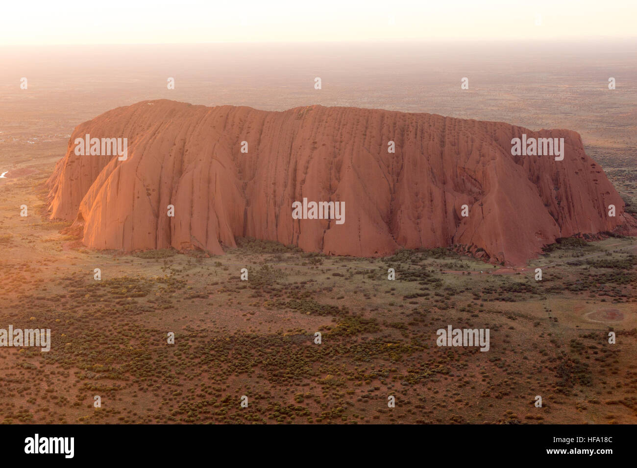 Uluru, Centre Rouge, Territoire du Nord, Australie. Vue aérienne Banque D'Images