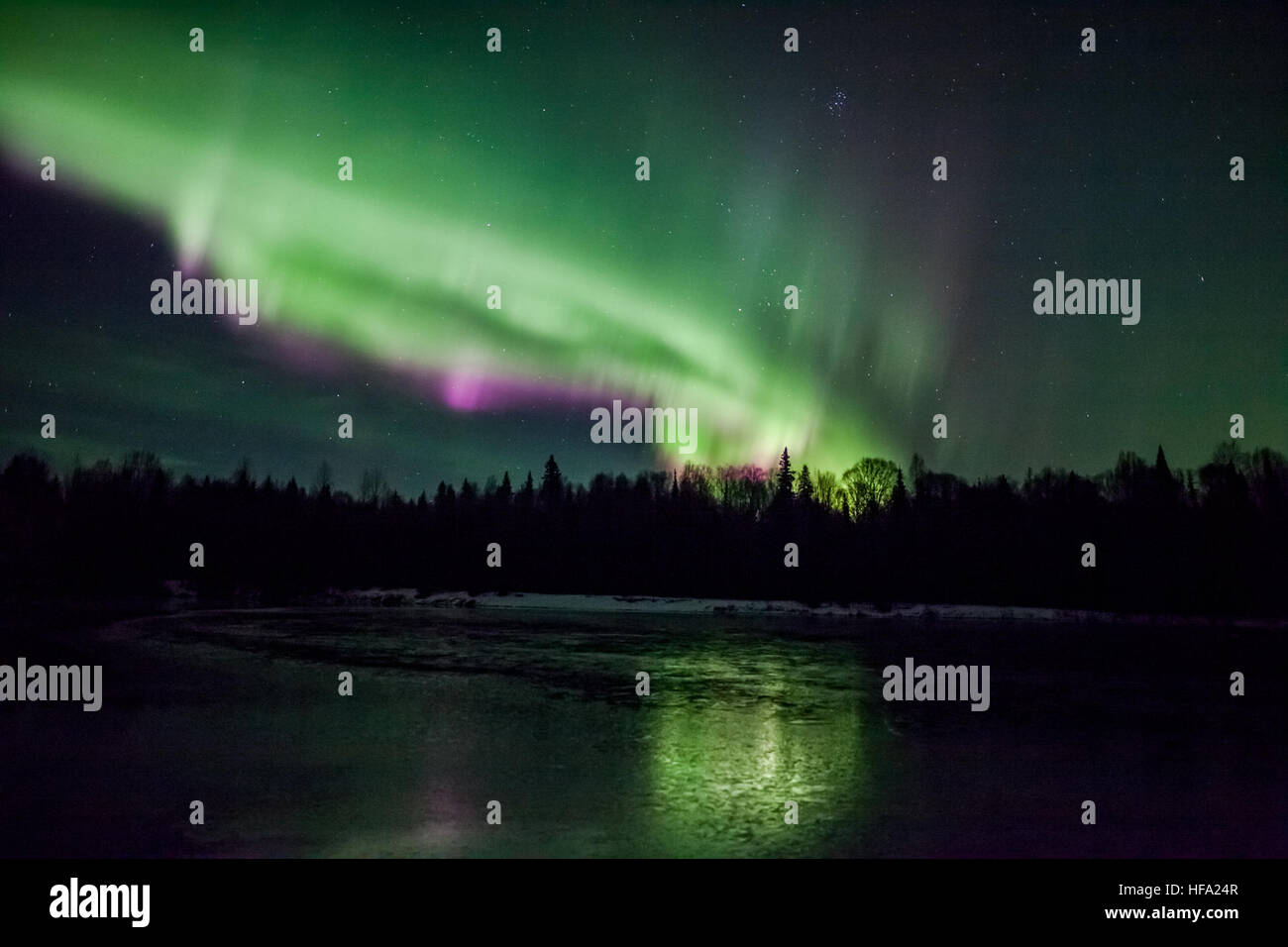 La mission THEMIS de la NASA a capturé des données sur les aurores en réponse aux changements du champ magnétique terrestre. La mission a permis de mieux comprendre le comportement des aurores et la dynamique de la météorologie spatiale. Banque D'Images