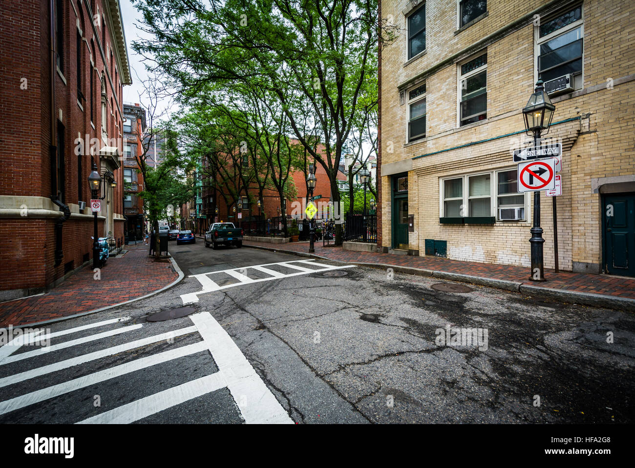 Intersection et bâtiments historiques dans la région de Beacon Hill, Boston, Massachusetts. Banque D'Images