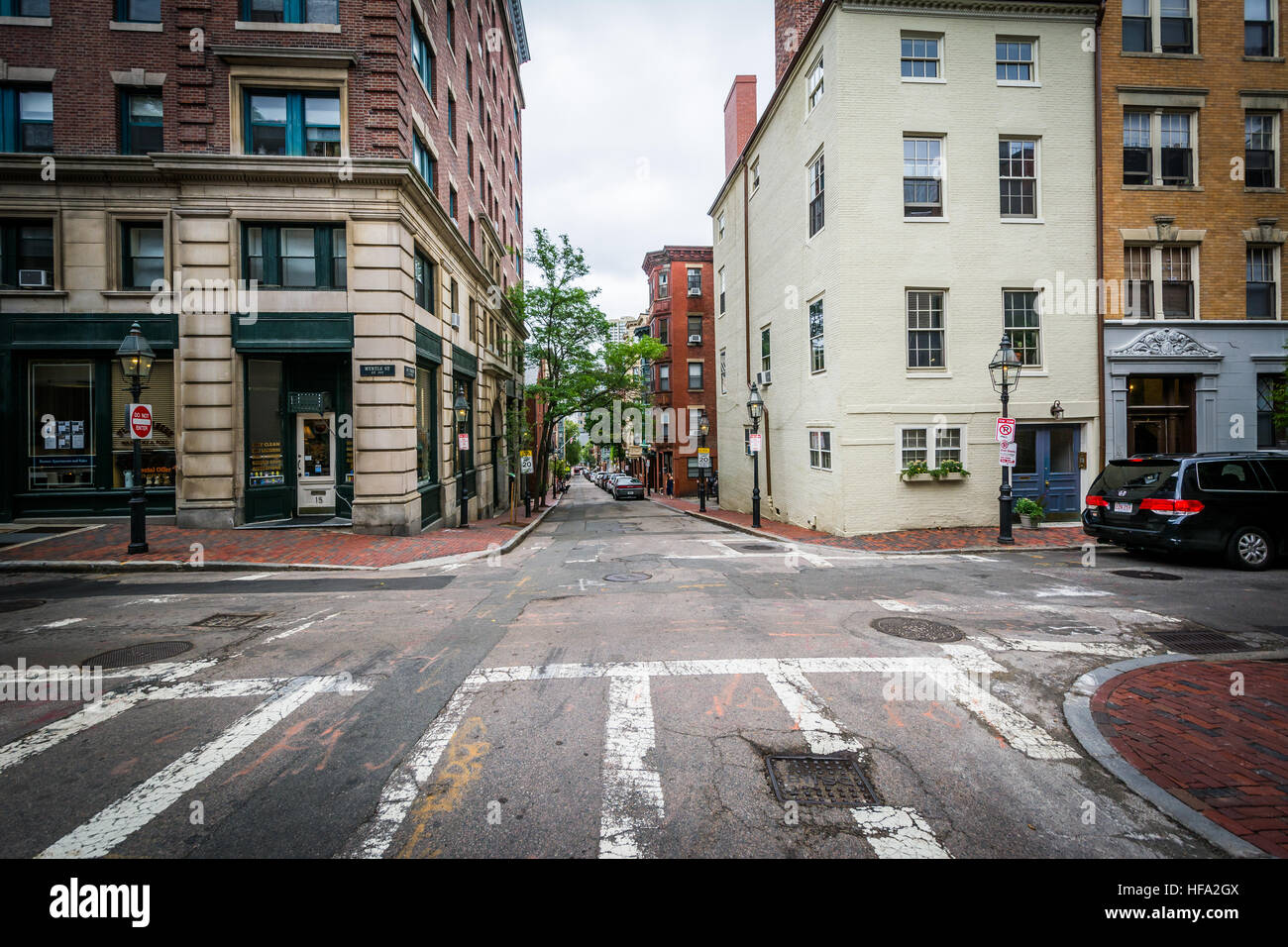 Intersection et bâtiments historiques dans la région de Beacon Hill, Boston, Massachusetts. Banque D'Images